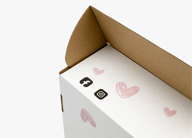 media społecznościowe zachęta do subskrypcji nadruk na pudełku