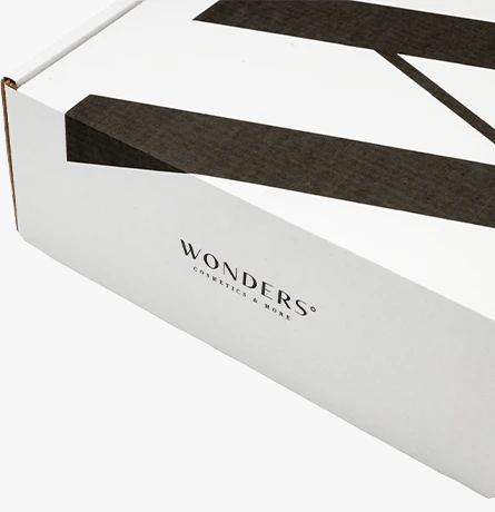 opakowanie ochronne z eleganckim nadrukiem, zapewniające bezpieczną podróż dla produktów